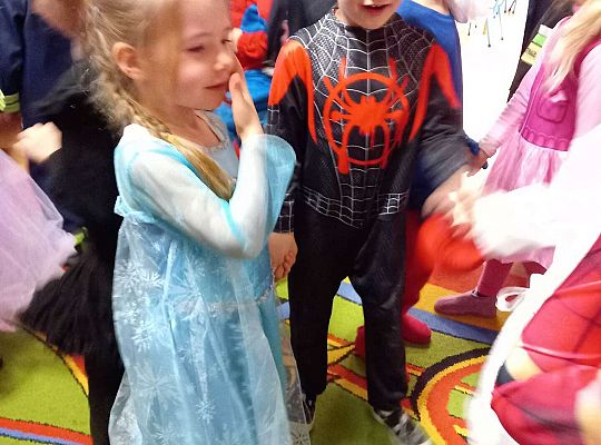 Dzieci tańczą na balu