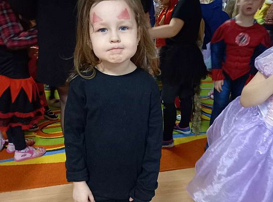 Dzieci tańczą na balu