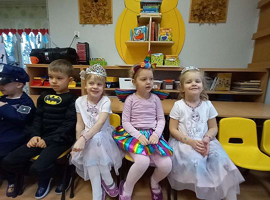 Dzieci odpoczywają w trakcie zabawy