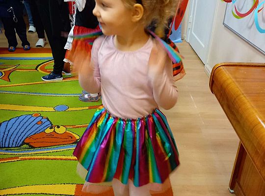 Dzieci tańczą na balu