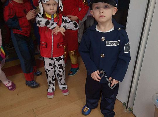 Dzieci tańczą na balu