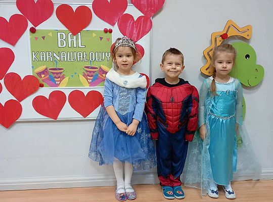 Dzieci ustawione do wspólnego zdjęcia