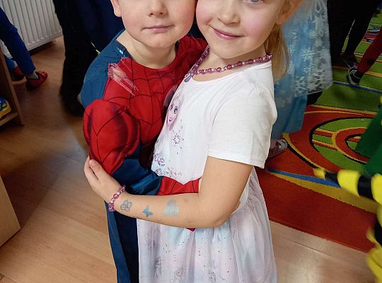 Dzieci tańczą na balu