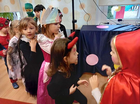 Dzieci tańczą na balu