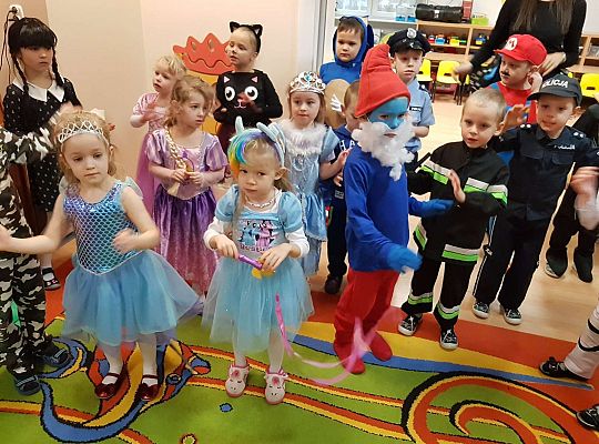 Dzieci tańczą na balu