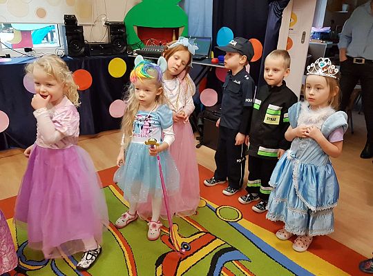 Dzieci tańczą na balu