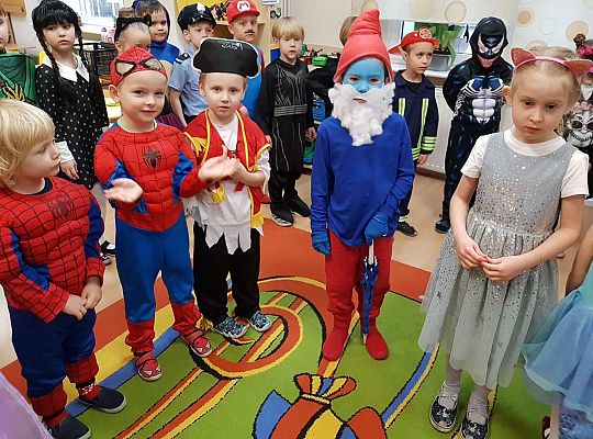 Dzieci tańczą na balu