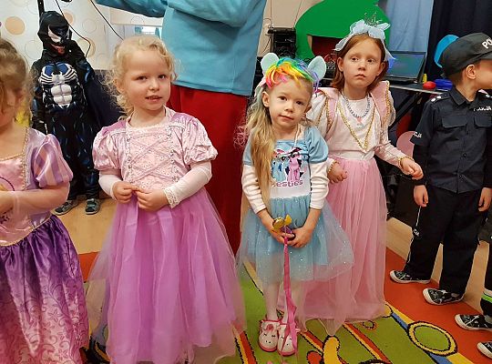 Dzieci tańczą na balu