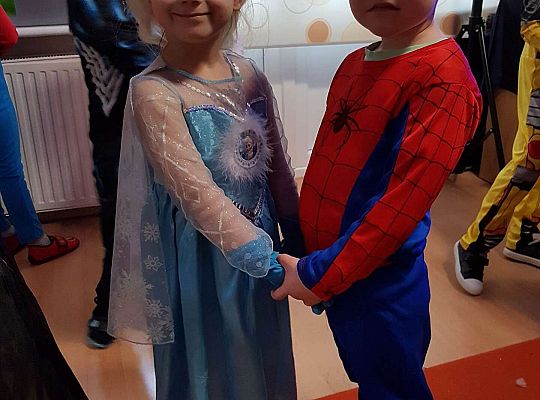 Dzieci tańczą na balu