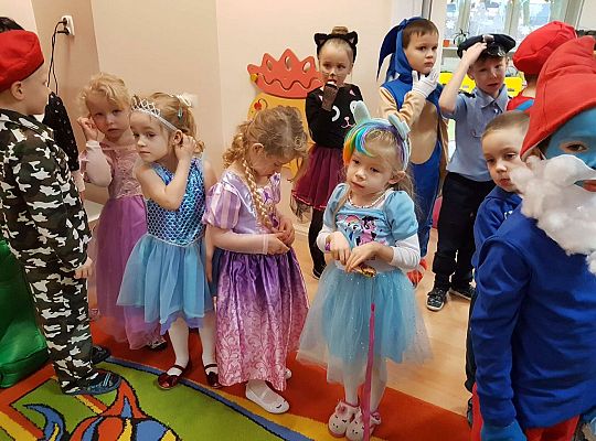 Dzieci tańczą na balu