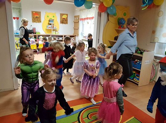 Dzieci tańczą na balu