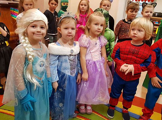 Dzieci tańczą na balu