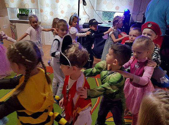 Dzieci tańczą na balu