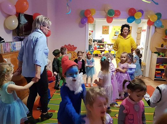 Dzieci tańczą na balu