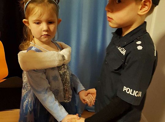 Dzieci tańczą na balu