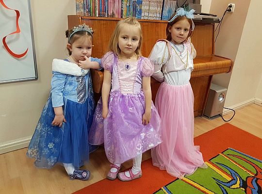 Dzieci ustawione do wspólnego zdjęcia