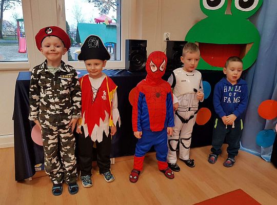 Dzieci ustawione do wspólnego zdjęcia