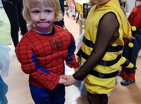 Dzieci tańczą na balu