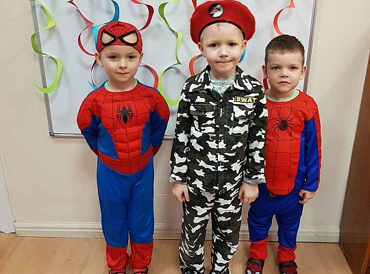 Dzieci ustawione do wspólnego zdjęcia