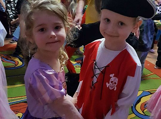 Dzieci tańczą na balu