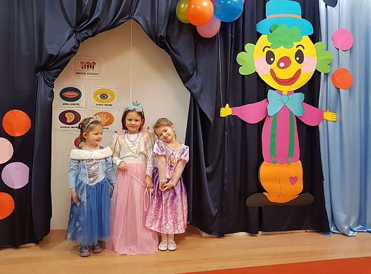 Dzieci ustawione do wspólnego zdjęcia