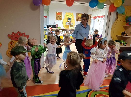 Dzieci tańczą na balu