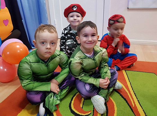 Dzieci siedzą na dywanie