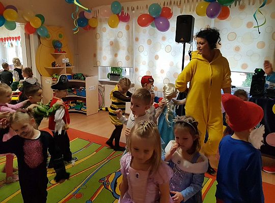 Dzieci tańczą na balu