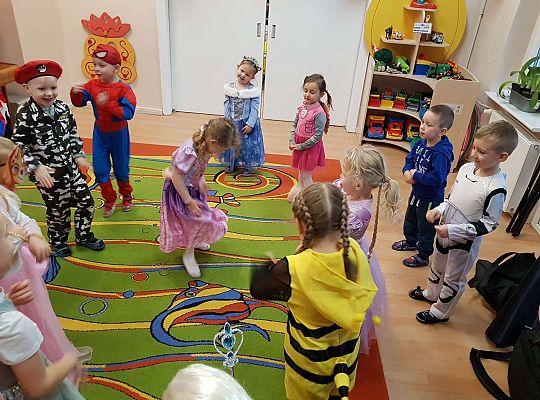 Dzieci tańczą na balu