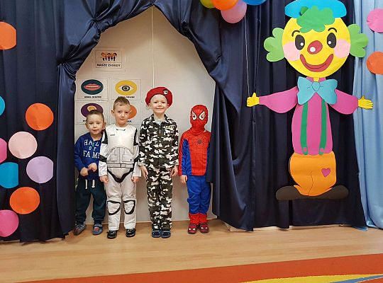 Dzieci ustawione do wspólnego zdjęcia