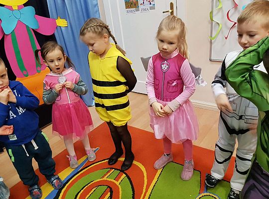 Dzieci tańczą na balu