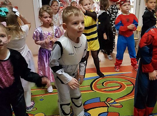 Dzieci tańczą na balu