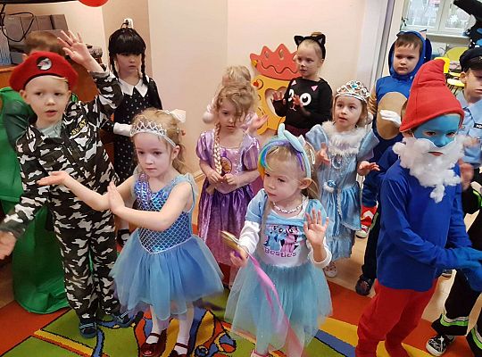 Dzieci tańczą na balu