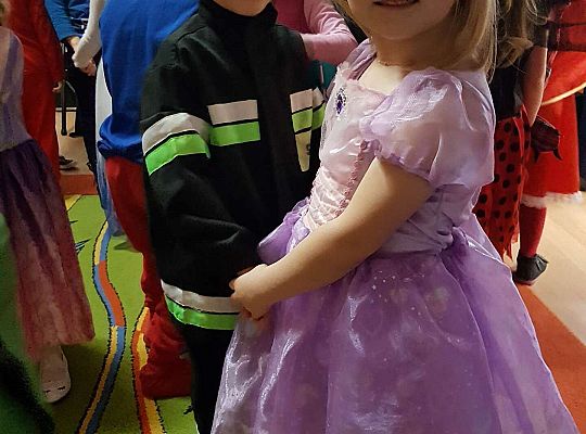 Dzieci tańczą na balu