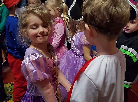 Dzieci tańczą na balu