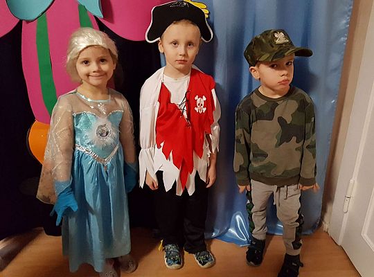 Dzieci ustawione do wspólnego zdjęcia