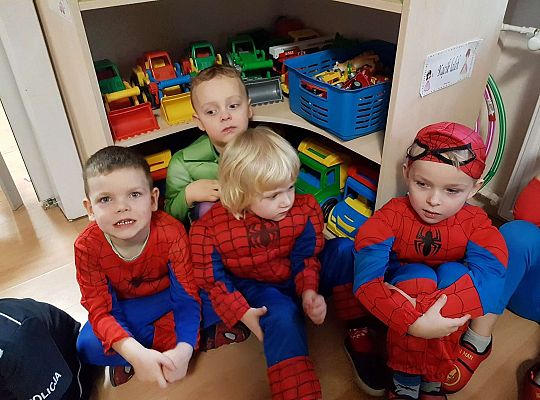 Dzieci siedzą na dywanie