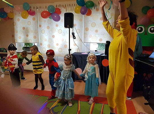 Dzieci tańczą na balu