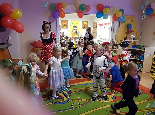 Dzieci tańczą na balu