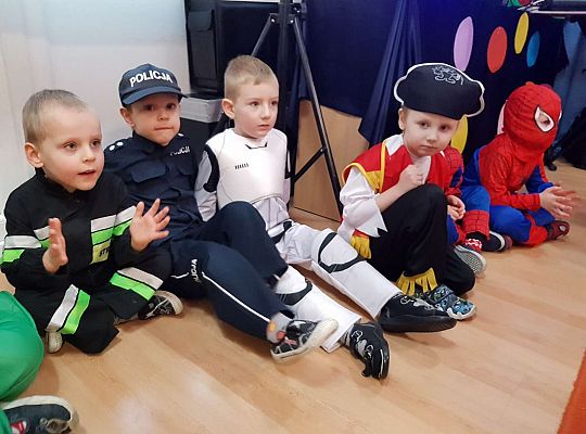 Dzieci siedzą na podłodze