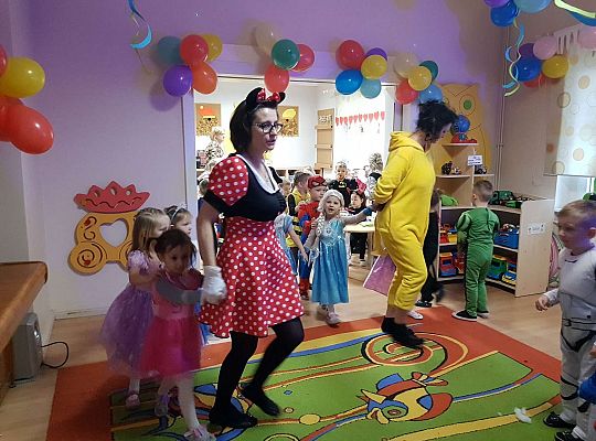 Dzieci tańczą na balu