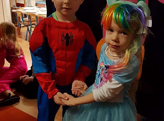 Dzieci tańczą na balu