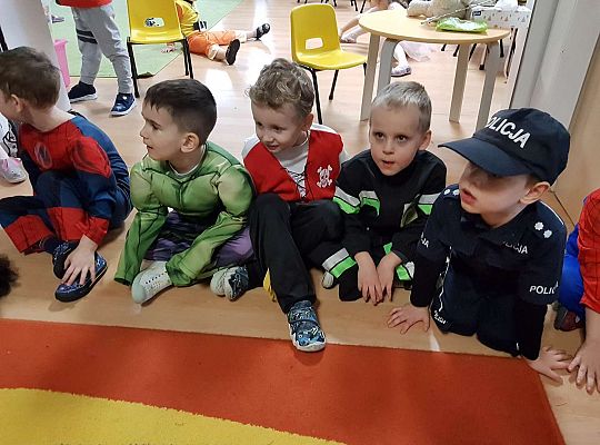 Dzieci siedzą na dywanie