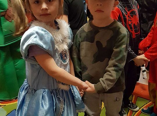 Dzieci tańczą na balu