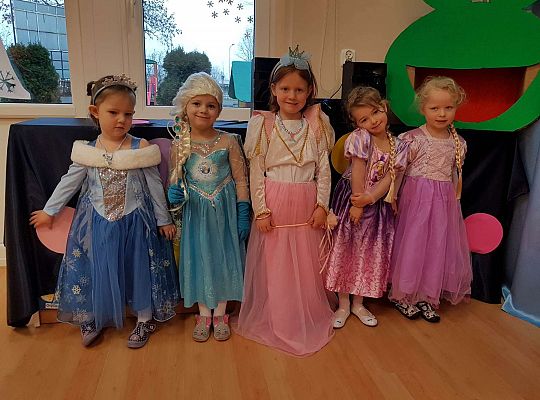 Dzieci ustawione do wspólnego zdjęcia