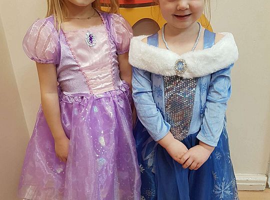 Dzieci ustawione do wspólnego zdjęcia