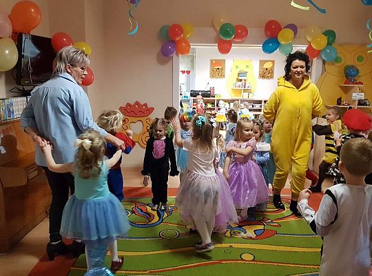 Dzieci tańczą na balu