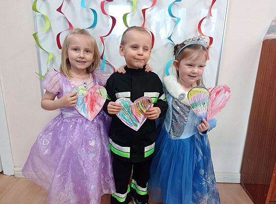 Dzieci ustawione są do wspólnego zdjęcia walentynkowego