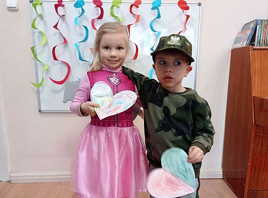 Dzieci ustawione są do wspólnego zdjęcia walentynkowego