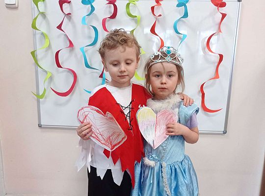 Dzieci ustawione są do wspólnego zdjęcia walentynkowego